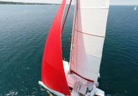 naviguer mât avec voile principale et gennaker trimaran yacht